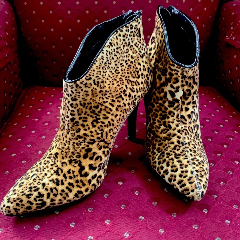 NWOB Carlos by Carlos Santana Women's Pizazz - Leopard Heeled Bootie - Size 8